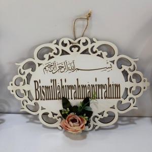 Bismillahirrahmanirrahim Yazılı Ahşap Kapı Süsü – Çiçekli Dekoratif Tasarım