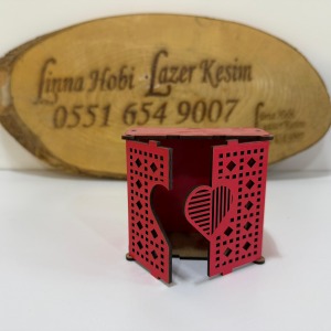 Küçük Ahşap Kutu – Dekoratif Kalpli Tasarım