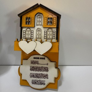 Nazar Ayeti Yazılı Ahşap Magnet – Ev Desenli Dekoratif Buzdolabı Süsü